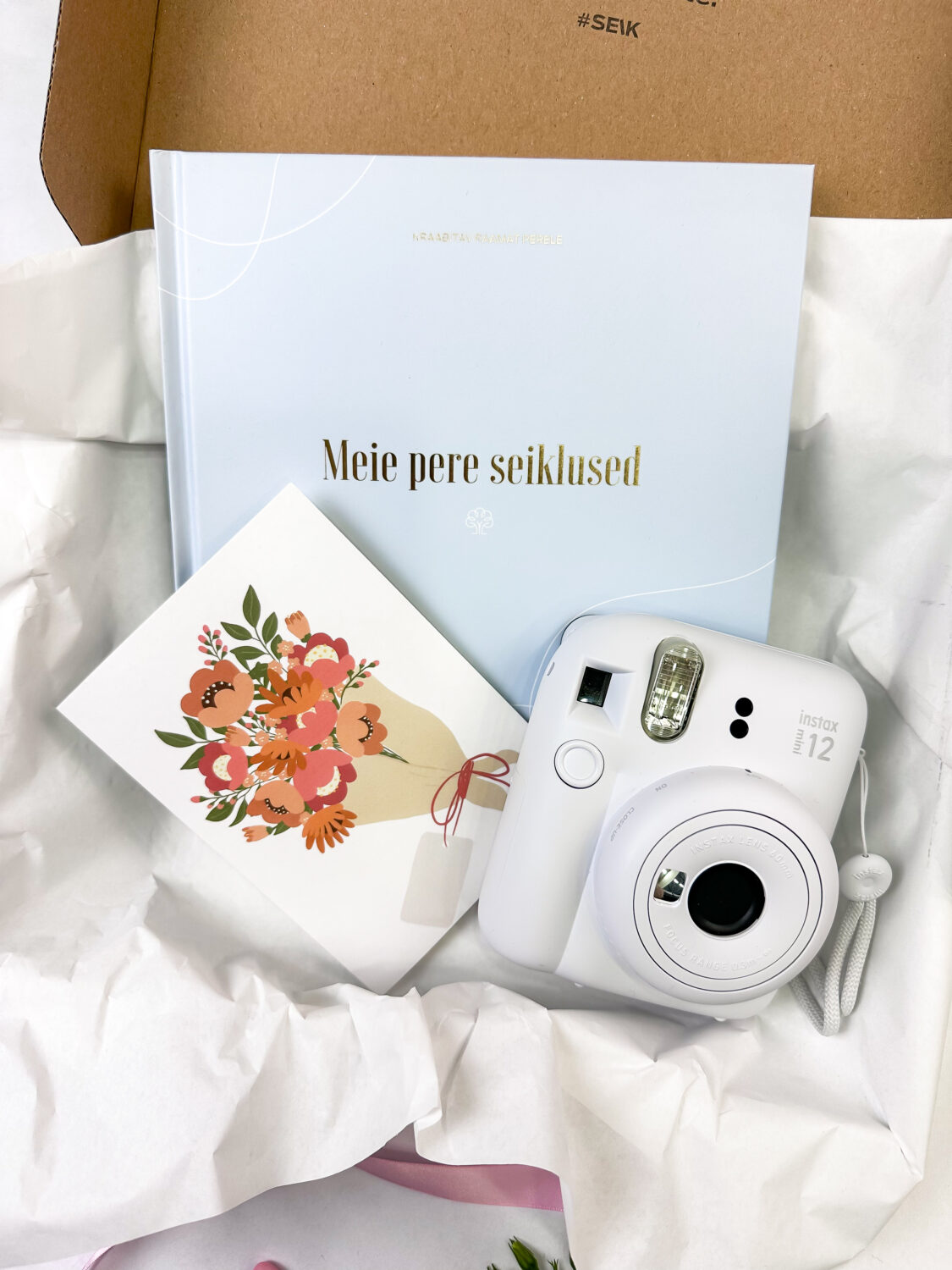 Poklon paket za obitelj - Instax mini instant kamera + grebalica knjiga avantura