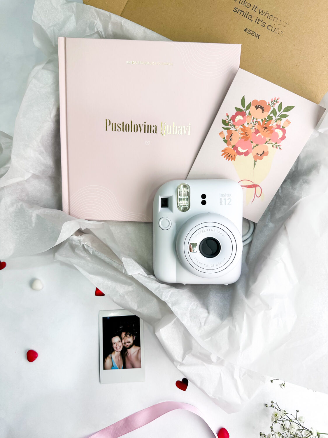 Poklon set - Pustolovina ljubavi + Instax Mini Polaroid kamera